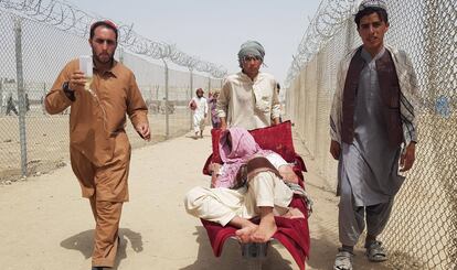 Ciudadanos afganos cruzan la frontera de Chaman, entre Pakistán y Afganistán, este martes.