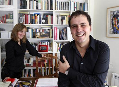 Kirmen Uribe (derecha), con su esposa, Nerea, en su casa de Ondarroa.
