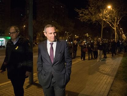 Josep Lluis Alay Rodríguez el día en que fue liberado en Barcelona, el 28 de marzo de 2018, junto al diputado de Junts per Catalunya, Quim Torra.