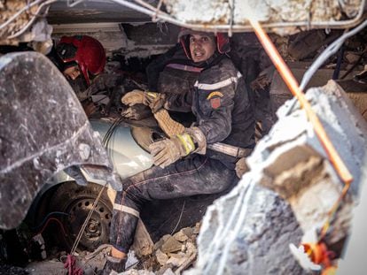 Dos rescatistas buscaban el sábado a supervivientes del terremoto en una casa derrumbada en Mulai Brahim, cerca de Marraquech.