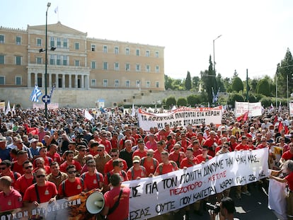 Protetas contra la ley que amplía la semana laboral el jueves frente al Parlamento griego.