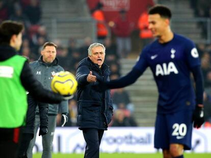 Mourinho protesta mientras un recogepelotas entrega el balón a Dele Alli.