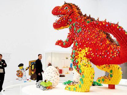 Un dinosaurio construido con piezas de Lego en una de las salas de las nueva Casa Lego en Billund (Dinamarca).