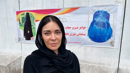 La reportera Ramita Navai, en Kabul frente a un cartel que indica cómo utilizar el 'burka'.