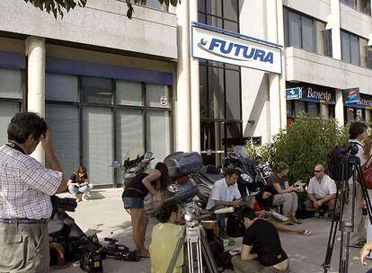 Varios periodistas esperaban ayer a las puertas de la sede de la aerolínea Futura, en Palma de Mallorca.