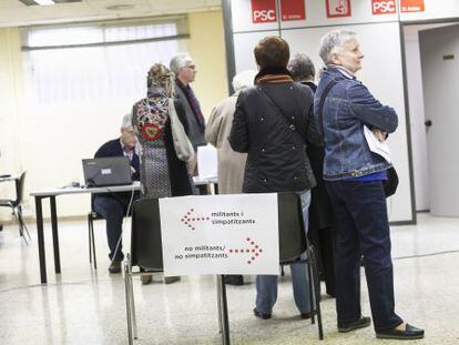 Votaciones en la sede del PSC en Sant Andreu. 