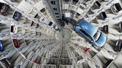 Visión cenital de varios coches Volkswagen (VW) aparcados en una torre de la planta de VW en Wolfsburgo, Alemania