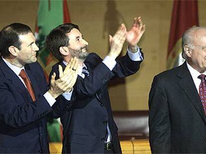 Juan José Ibarretxe y Josu Jon Imaz aplauden a los delegados de la IV Asamblea General del PNV, en presencia de Xabier Arzalluz.