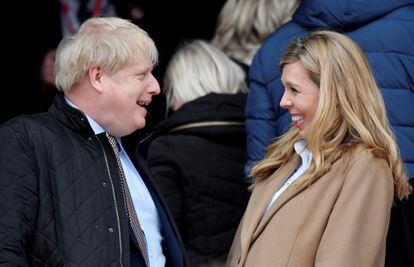 Boris Johnson y Carrie Symonds, en un partido de rugby en Londres en marzo de 2020.