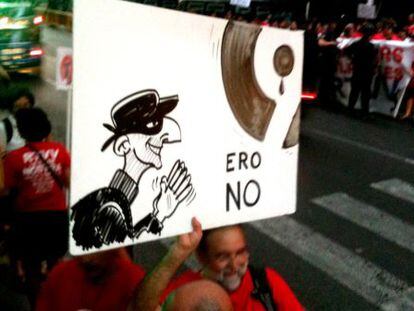 Trabajadores de Canal 9 esgrimen una pancarta contra el ERE.