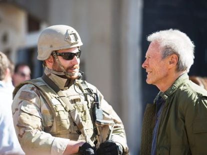 Bradley Cooper con el director Clint Eastwood.