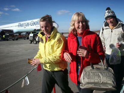 Turistas británicos llegan al aeropuerto de Alguaire en Lleida.