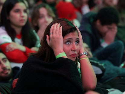 Una aficionada de Marruecos se lamenta durante la semifinal contra Francia.