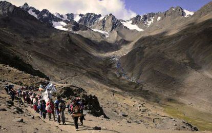 Peregrinación de Qolloriti hacia la montaña sagrada de Sinakara, en los Andes peruanos.
