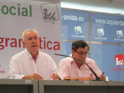 Cayo Lara (IU) junto a José Luis Centella (PCE), en la rueda de prensa de esta manaña.