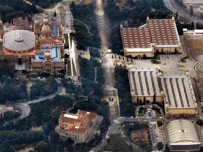 Vista a&eacute;rea del MNAC. A sus pies, los pabellones de Victoria Eugenia (arriba) y Alfonso XIII (abajo).