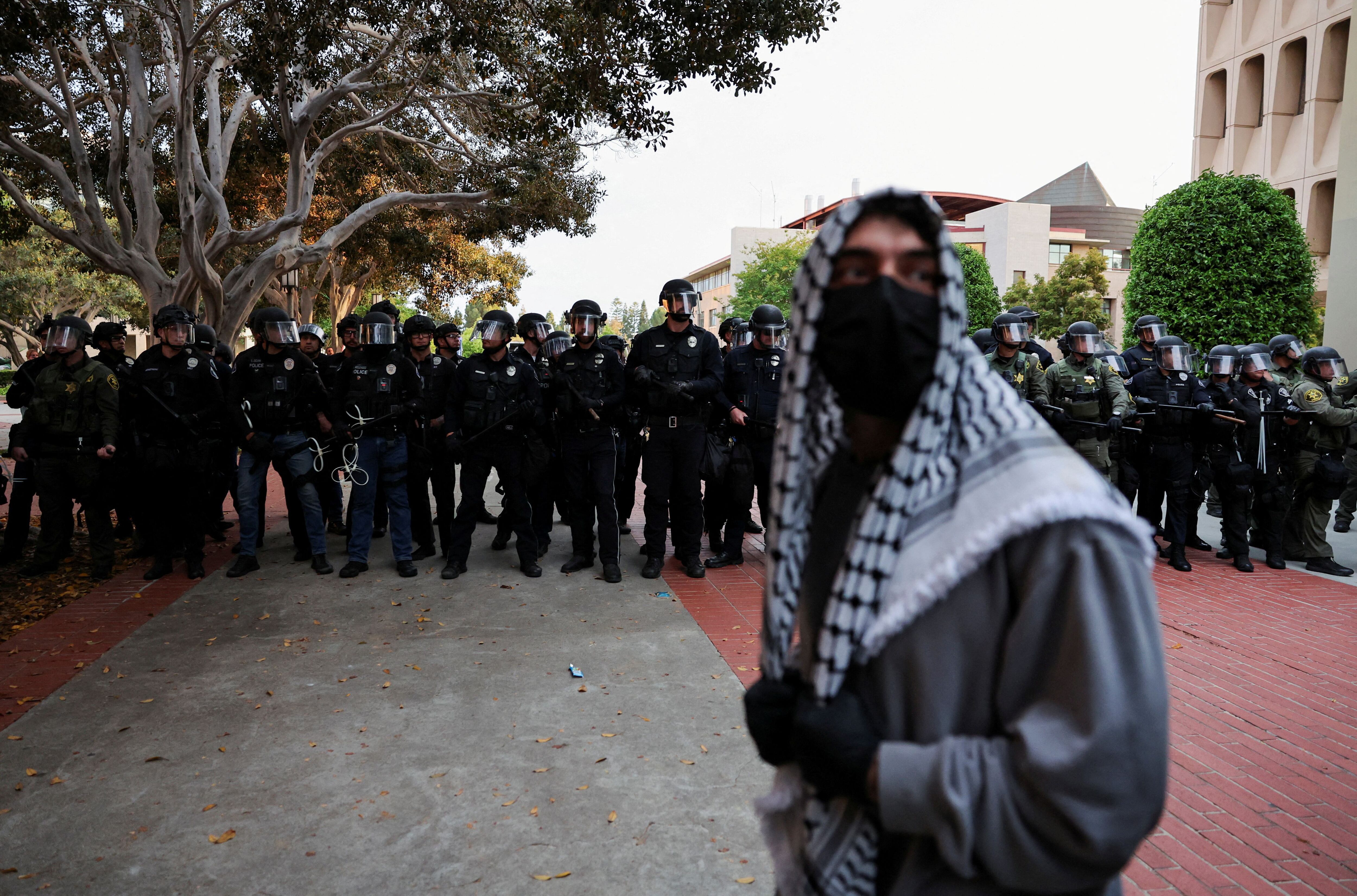 La policía dispersa una nueva protesta propalestina en la Universidad de California Irvine