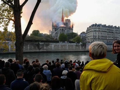 El humo consume Notre Dame el 15 de abril ante la mirada de parisinos y turistas. 