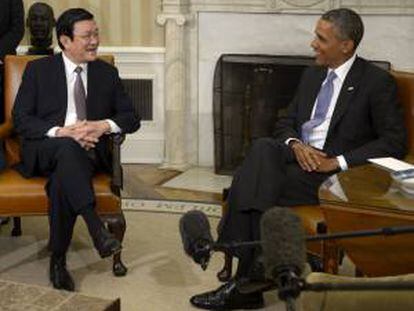 El presidente estadounidense Barack Obama (d) conversa con su homólogo vietnamita Truong Tan Sang (i) durante su encuentro en el despacho oval de la Casa Blanca hoy 25 de julio de 2013.