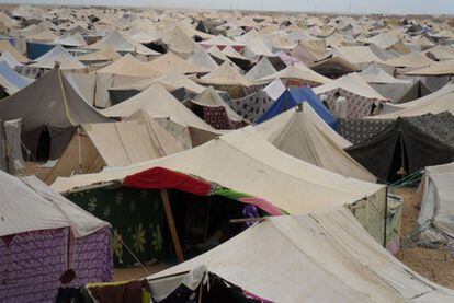 Miles de saharauis, en un campamento improvisado a 13 kilómetros al este de El Aaiún para protestar contra Marruecos.