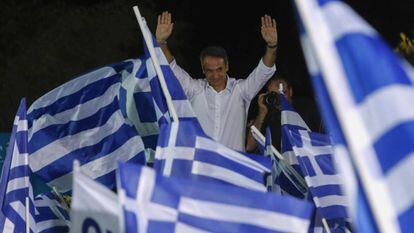 El conservador Mitsotakis, el jueves en un mitin en Atenas. En vídeo, perfil de Mitsotakis.