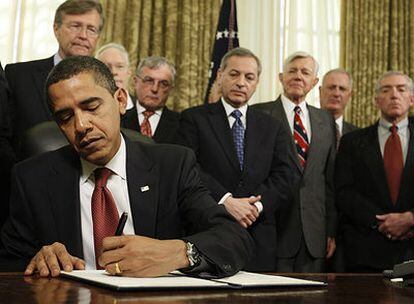 Momento en que el presidente de EE UU, Barack Obama, firma una serie de órdenes ejecutivas, entre ellas la del cierre de Guantánamo
