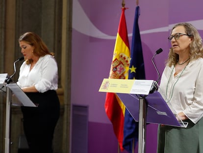 La Secretaria de Estado de Igualdad y contra la violencia de género, Ángela Rodríguez (izquierda), y la Delegada del Gobierno contra la violencia de género, Victoria Rosell, ofrecen una rueda de prensa tras la reunión del comité de crisis para analizar los últimos asesinatos machistas en el mes de agosto este lunes en Madrid