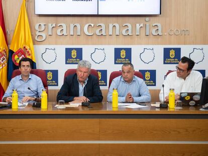 Presentación de la cuarta edición del Nomad City. De izquierda a derecha, Pablo llinares, gerente del patronato de turismo de gc, Pedro Quevedo, concejal de turismo de LPGC, Cosme Garcia, director de la sepgc, Ignacio Rodríguez, fundador nomad city