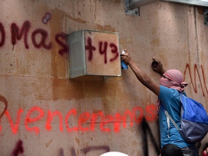 Estudiantes de Ayotzinapa hacen pintas en la embajada israelí, en Ciudad de México, el 21 de septiembre.