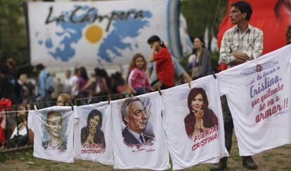 Venta de camisetas en la Plaza de Mayo, Buenos Aires.