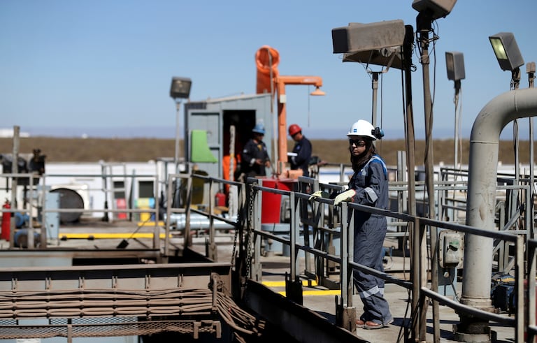Varios operarios de una plataforma de extracción de crudo situada en el yacimiento argentino de Vaca Muerta, el año pasado.