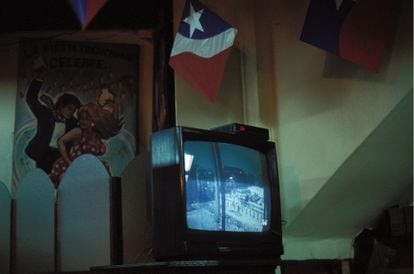 Una televisión en Chile, en 2003, transmite imágenes del asalto a La Moneda en 1973.