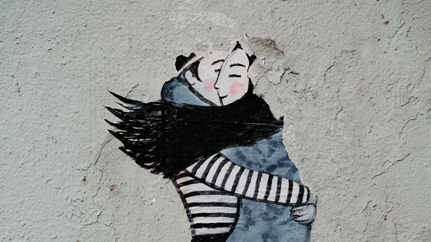 Abrazo en una pared de Lisboa, Portugal.