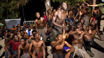 Un grupo de inmigrantes, tras atravesar el paso de El Tarajal, el pasado lunes.