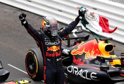 Sergio Checo Pérez celebra su triunfo en el Gran Premio de Mónaco.