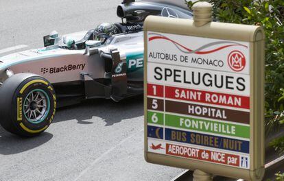 Nico Rosberg pasa junto a una parada de autobús en una curva del circuito urbano de Mónaco.