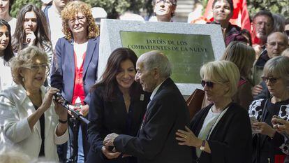 Las alcaldesas Manuela Carmena y Anne Hidalgo inauguran el Jardín de los combatientes de la Nueve.