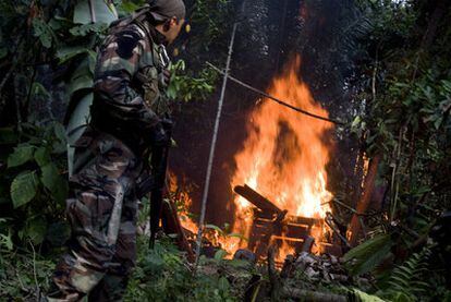 Un agente de la Policía Antidrogas peruana destruye un centro de producción de pasta base el pasado agosto en el Valle de los Ríos.