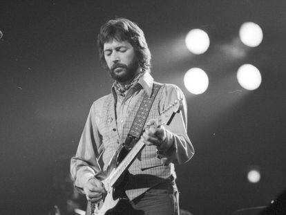 Eric Clapton con su guitarra, la mítica Fender Stratocaster, en un concierto celebrado en 1975.