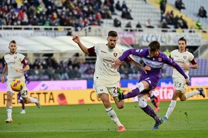 Dusan Vlahovic remata a gol en el partido de la Fiorentina contra el Salernitana.