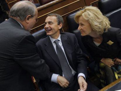 José Luis Rodríguez Zapatero, entre Pedro Solbes y Elena Salgado, el 12 de mayo de 2009. 