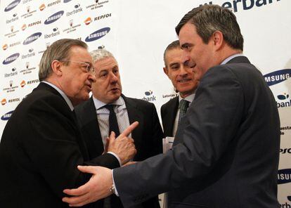 Florentino Pérez conversa con Miguel Cardenal.