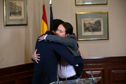 Pedro Sánchez (PSOE) y Pablo Iglesias (Podemos) se abrazan después de formar el primer Gobierno de coalición en España, el 5 de noviembre de 2019.