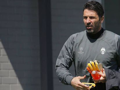 Buffon, en el entrenamiento de la Juventus de ayer en Vinovo.