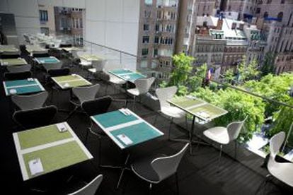 Mesas exteriores del restaurante Terrace 5, en el MoMA de Nueva York.