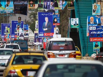 Una calle de Nayaf (Irak) llena de carteles electorales, este lunes.