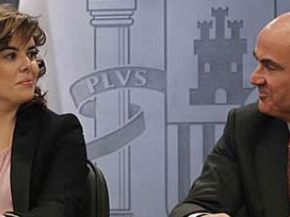 La vicepresidenta del Gobierno, Soraya Sáenz de Santamaría, y el ministro de Economía, Luis de Guindos
