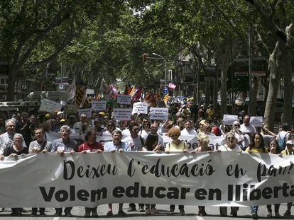 Manifestació a Barcelona contra les acusacions d'adoctrinament a mestres catalans.