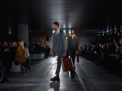 Varios modelos presentan las creaciones de la casa de moda italiana Prada en la semana de la moda masculina de Milán (Italia) el 15 de enero de 2023.