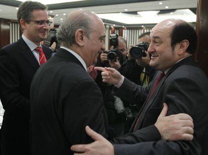 El ministro del Interior, Jorge Fernández Díaz (centro), quien presentó ayer a Basagoiti, saluda tras la conferencia a Andoni Ortuzar en presencia del presidente del PP vasco.